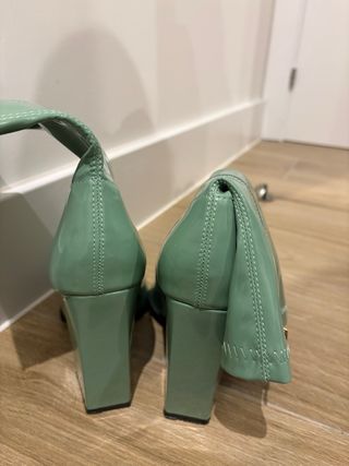 Zapatos y bolso verde como nuevos