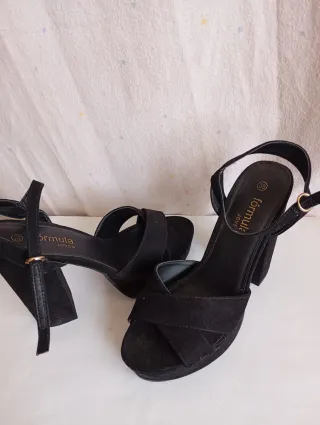 Sandalias tacón negras de tiras Talla 39