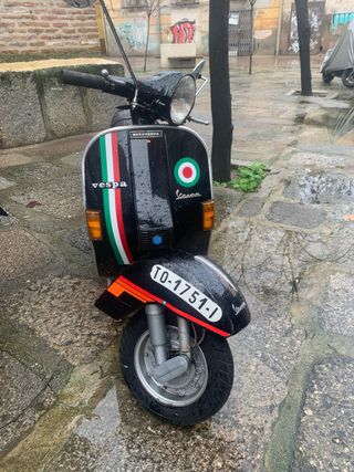 Vespa Moto Scooter Negra