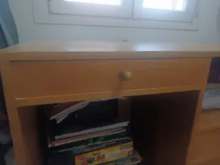 Escritorio de madera con 4 cajones