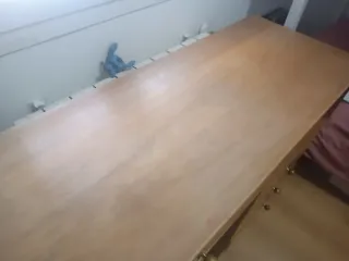 Escritorio de madera con 4 cajones