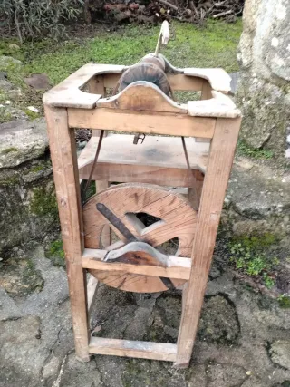 Antigua rueca de hilar de madera