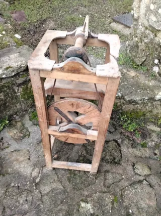 Antigua rueca de hilar de madera