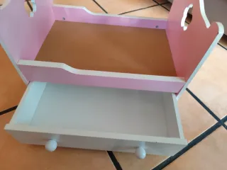 Cama de juguete de madera y cajón. Regalo conchon.