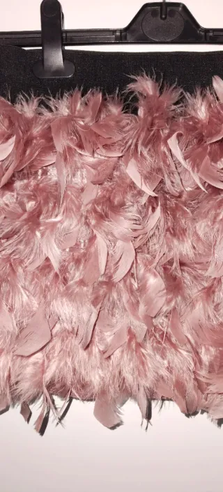 Falda mini Stradivarius plumas rosa T. S