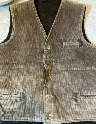 Chaleco de pana marrón con forro negro