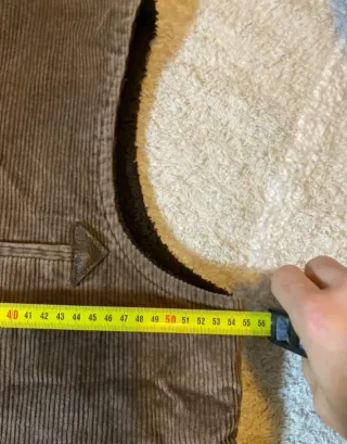 Chaleco de pana marrón con forro negro