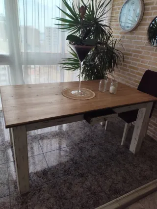 Mesa de comedor de madera rústica.Madera de teka .