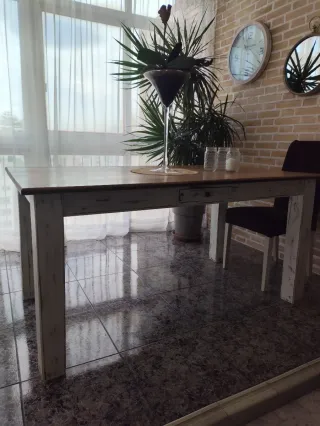 Mesa de comedor de madera rústica.Madera de teka .