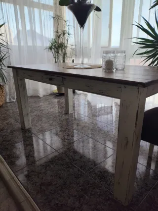 Mesa de comedor de madera rústica.Madera de teka .