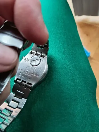 Swatch yroni Cronó Negro y Plateado venta persona