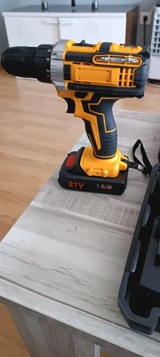 Taladro-destornillador y juego carraca