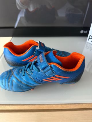Botas de fútbol niño azul y naranja