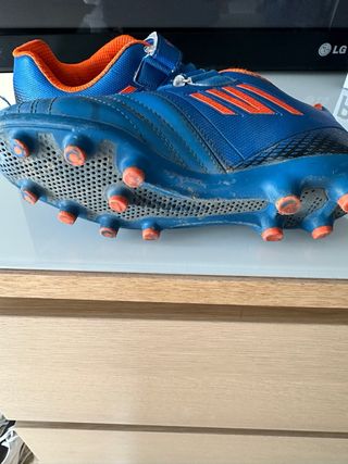 Botas de fútbol niño azul y naranja