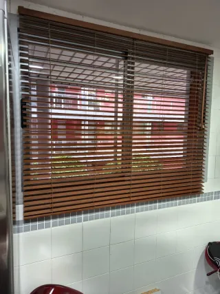 Persiana de madera oscura