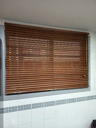 Persiana de madera oscura