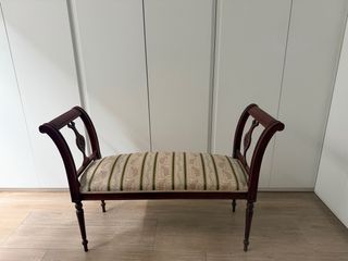 Banco de madera tapizado clásico