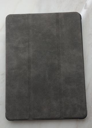 Apple iPad 7ª Gen Gris + Cargador + Funda