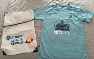 Camiseta asics Maratón Sevilla 2026 + mochila