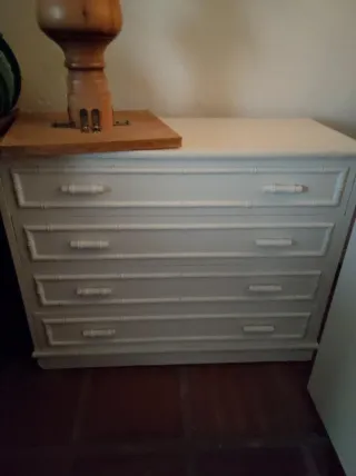 Cómoda blanca de madera