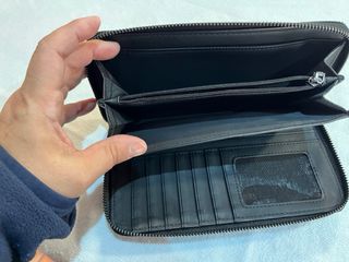 Cartera Desigual negra con diseño floral