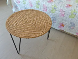 Mesa auxiliar de hierro y yute