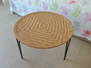 Mesa auxiliar de hierro y yute