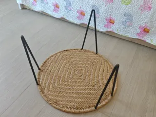 Mesa auxiliar de hierro y yute