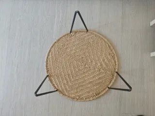 Mesa auxiliar de hierro y yute