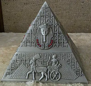 Posacenere Piramide Egizia con Sfingi e Nefertiti