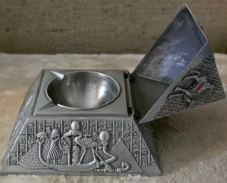 Posacenere Piramide Egizia con Sfingi e Nefertiti