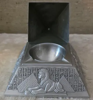 Posacenere Piramide Egizia con Sfingi e Nefertiti