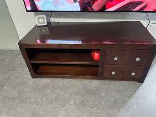 Mesa TV madera oscura 130 largo x 55 ancho x 50 h