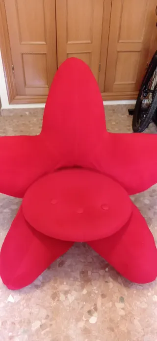 Sillón diseño flor de lirio rojo