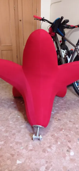 Sillón diseño flor de lirio rojo