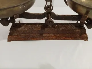 Báscula antigua de latón y hierro