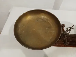 Báscula antigua de latón y hierro