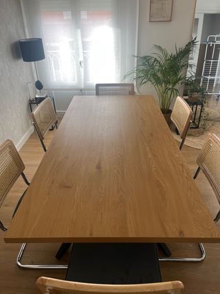 Mesa de comedor de madera y metal