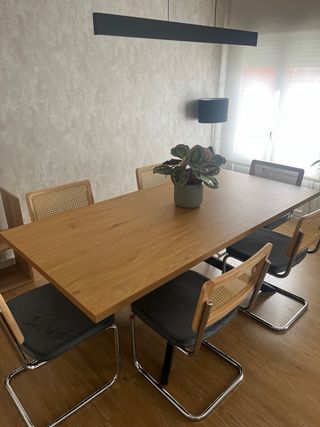 Mesa de comedor de madera y metal