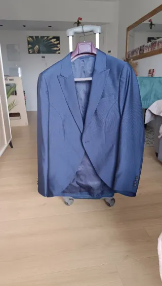 Traje de boda azul y morado