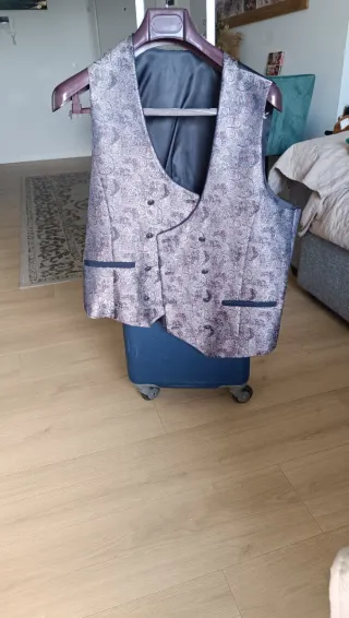 Traje de boda azul y morado