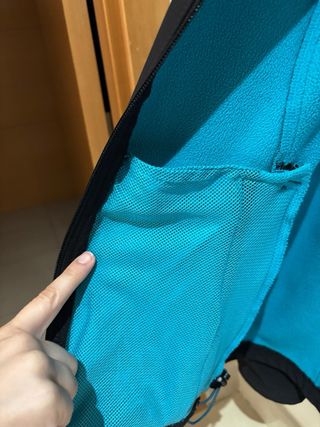 Chaqueta Quechua Softshell Negra y Azul