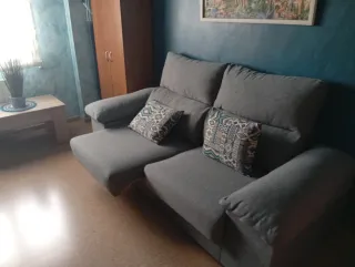 Sofá de tela gris con cojines