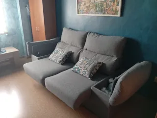 Sofá de tela gris con cojines