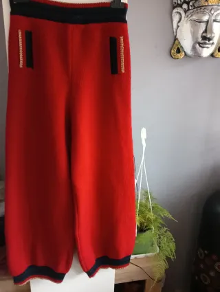 Pantaloni donna rossi con dettagli neri