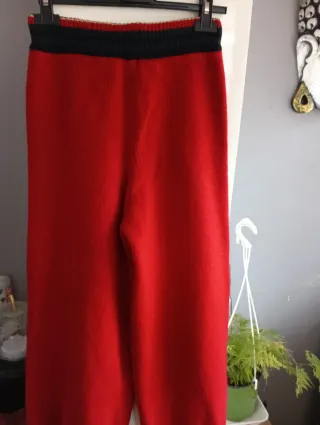 Pantaloni donna rossi con dettagli neri