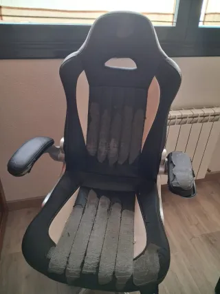 Silla gaming negra y beige. Esta pelada
