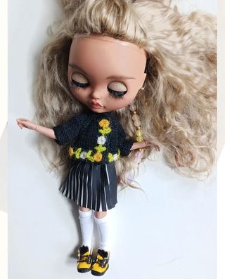 Maglioncino nero con fiori per bambola Blythe