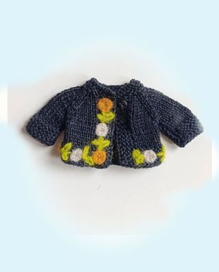Maglioncino nero con fiori per bambola Blythe