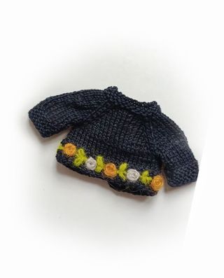 Maglioncino nero con fiori per bambola Blythe